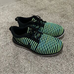 black and blue roshe runs